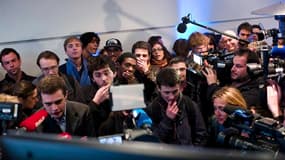 Partisans de Francois Bayrou réunis au siège parisien du candidat du MoDem. Le centriste François Bayrou, qui a obtenu un score décevant sous la barre des 10% au premier tour de l'élection présidentielle, a déclaré dimanche soir qu'il prendrait ses respon