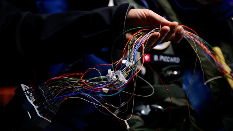 Pour cette expérience, un des sujets porte des électrodes sur la tête, transmettant ses activités cérébrales. L'ordinateur les envoie à un autre ordinateur qui les transmet au cerveau d'une autre personne.