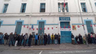 File d'attente devant un bureau de vote, à Tunis, le 23 novembre.