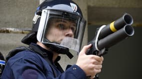 Un cadet de la policie et son Flash-Ball lors d'une démonstration. Illustration