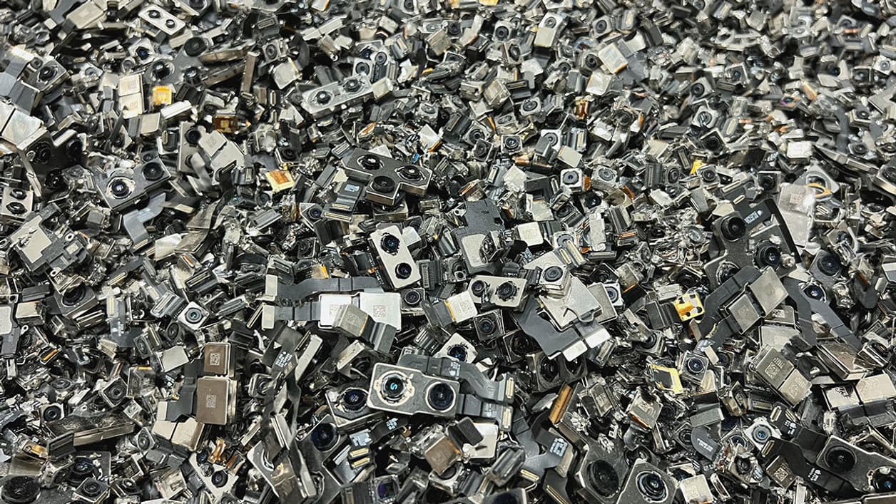 Un bac rempli de modules caméras extraits des iPhone