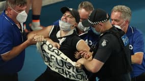 Un individu a pénétré sur le court lors de la finale de l'Open d'Australie le 30 janvier 2022.