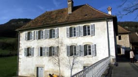La Maison-Musée-Mémorial d'Izieu, le 16 mars 2000, où 44 enfants juifs et leurs 7 professeurs furent emmenés et déportés, le 6 avril 1944, par la Gestapo de Lyon vers les camps d'extermination d'Auschwitz