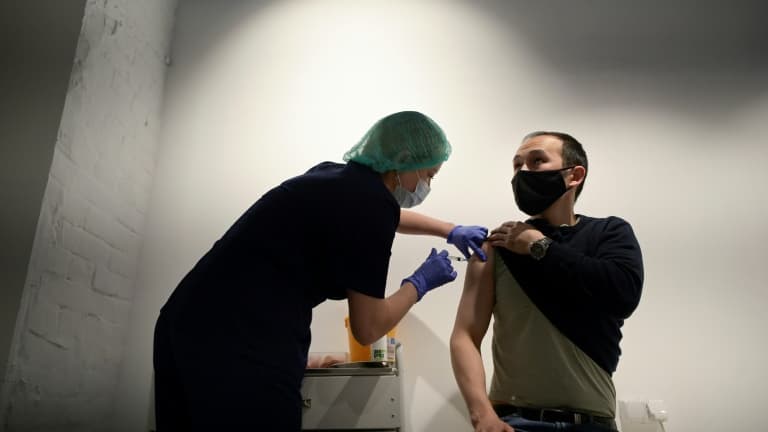 Un homme reçoit une injection du vaccin russe Spoutnik V dans un centre de vaccination, le 2 juillet 2021 à Moscou