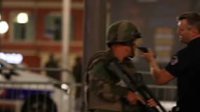 Des policiers discutent avec un militaire à Nice le 14 juillet