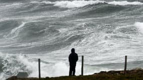 Les vagues déferlent sur la Pointe de la Torche, dans le Finistère, le 12 mars 2018