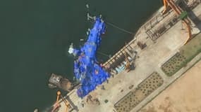 Le navire de 5.000 tonnes recouvert d'une bâche bleue dans le port de Chongjin, en Corée du Nord, le vendredi 23 mai 2025.