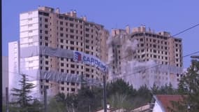 Vénissieux: les images impressionnantes de la démolition de la barre Monmousseau