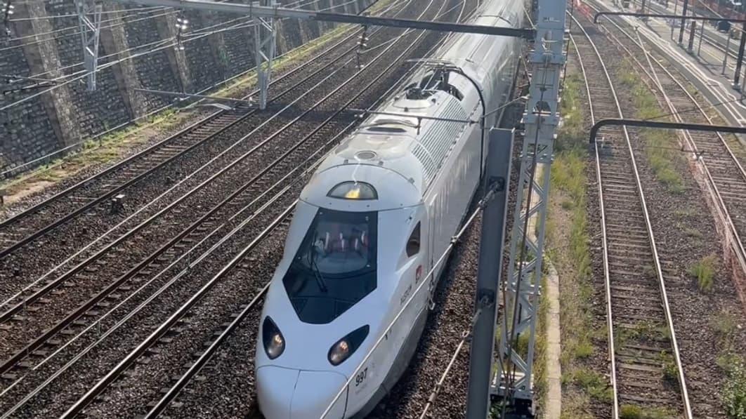 Le TGV M circulant sur le réseau de la SNCF à quelques pas de la Gare de Lyon Le TGV M circulant sur le réseau de la SNCF à quelques pas de la Gare de Lyon