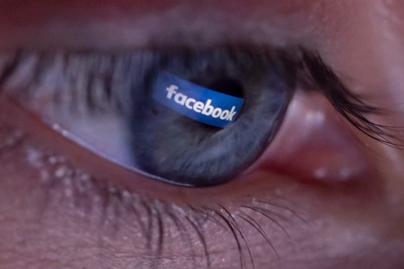 Une personne se plonge un peu trop intensément dans Facebook.