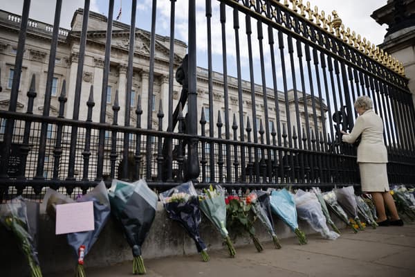 Des fleurs déposées devant Buckingham Palace, le 9 avril 2021, après l'annonce de la mort du prince Philip Des fleurs déposées devant Buckingham Palace, le 9 avril 2021, après l'annonce de la mort du prince Philip