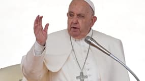 Le pape François bénit la foule lors de l'audience générale hebdomadaire le 25 septembre 2024 sur la place Saint-Pierre au Vatican.