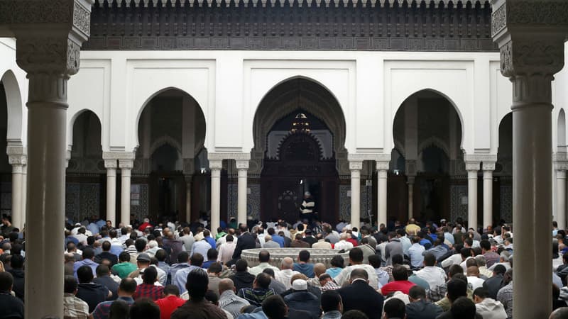Les fidèles réunis pour la grande prière à la Grande mosquée de Paris.