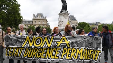 Des manifestants tiennent une banderole "Non à l'état d'urgence permanent", le 1er juillet 2017 à Paris.