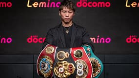 Naoya Inoue avec des quatre ceintures de champion incontesté des coqs en juillet 2024