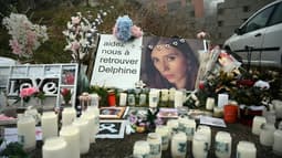 Des fleurs, des bougies et une photo de Delphine Jubillar devant sa maison à Cagnac-les-Mines, le 17 janvier 2022 dans le Tarn