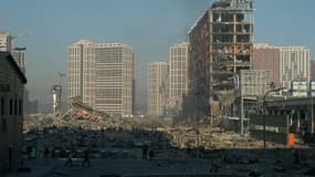 Les décombres du centre commercial "Retroville" à Kiev, bombardé dans la nuit de dimanche à lundi 21 mars 2022 par l'armée russe