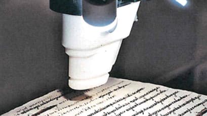 Un scanner est utilisé pour décarviader les lettres de Marie-Antoinette