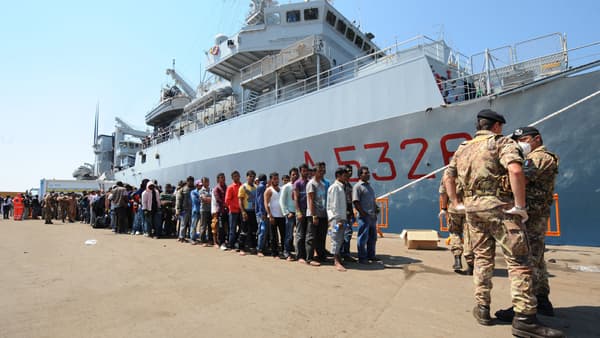 Des milliers de migrants dans le port de Salerne, en Italie, en juillet 2014, après une opération de sauvetage dans le cadre de "Mare Nostrum". 