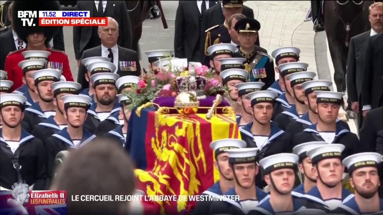 Marins Accompagnent Le Cercueil D Elizabeth Ii Vers L Abbaye De