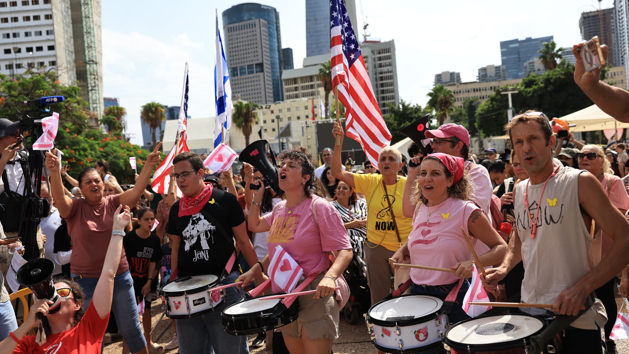 Les Israéliens célèbrent l'accord de paix à Gaza, le 9 octobre 2025, à Tel Aviv, en Israël. Les Israéliens célèbrent l'accord de paix à Gaza, le 9 octobre 2025, à Tel Aviv, en Israël.