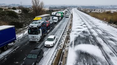 Des camions et voitures ralentis avec la neige le 28 février 2018 près de Sète, dans le sud de la France.