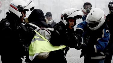 L'IGPN est accusée de faire traîner les procédures concernant les violences policières.