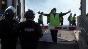 Les policiers face à un gilet jaune sur l'autoroute A9 au niveau du Boulou (Pyrénées-Orientales), le samedi 22 décembre.