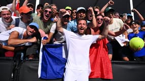Corentin Moutet célèbre une victoire à l'Open d'Australie avec des supporteurs français, le 16 janvier 2025