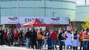 Des syndicalistes CGT et des salariés grévistes rassemblés devant la raffinerie TotalEnergies de Mardyck, près de Dunkerque, le 18 octobre 2022 dans le Nord