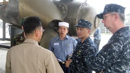 Le capitaine Atshushi Tanaka (3e en partant de la gauche) de la marine américaine en discussion avec les autorités sud-coréennes au sujet du naufrage de la corvette Cheonan. Américains et Sud-Coréens entament dimanche des exercices aéronavals de grande am