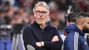 Laurent Blanc pensif pendant un match de l'OL en janvier 2023