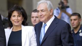 Dominique Strauss-Kahn et son épouse Anne Sinclair, vendredi, après l'audience au cours de laquelle la justice américaine a levé l'assignation à résidence et la caution qui le frappaient. Les Français apparaissent divisés sur la question d'un retour en po