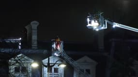 Des pompiers intervenant sur le toit de la mairie du 12e arrondissement de Paris, touchée par un incendie lundi 27 janvier 2025.