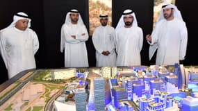 Le gouvernement de Dubaï réunit autour de la maquette du centre commercial qui doit accueillir l'Apple Store.