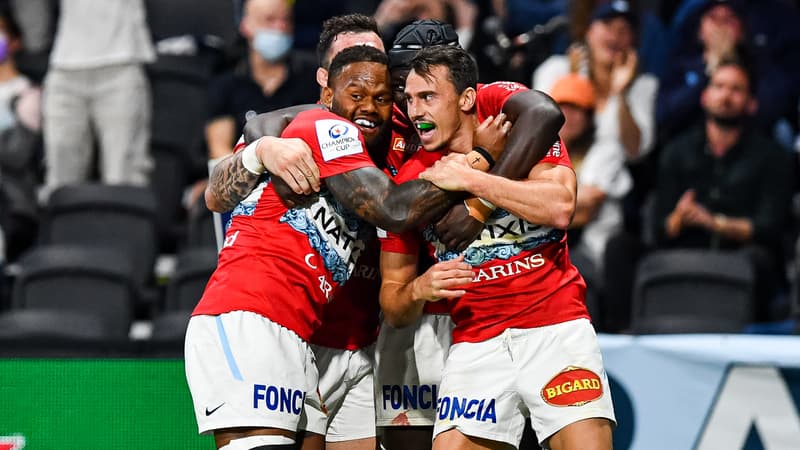 Virimi Vakatawa et Juan Imhoff célèbrent la victoire du Racing contre Sale.