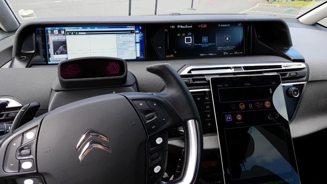 Un prototype de C4 Picasso autonome du groupe PSA avec une caméra braquée sur le conducteur Un prototype de C4 Picasso autonome du groupe PSA avec une caméra braquée sur le conducteur