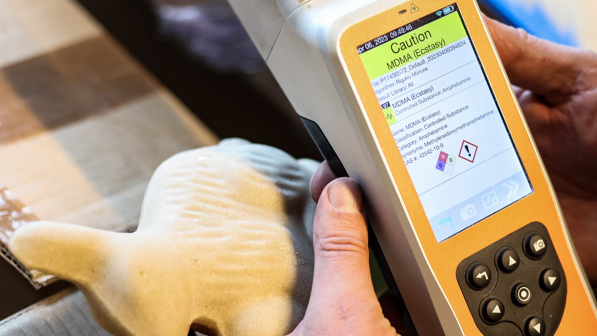 Pol Meuleneire, douanier belge, détecte de la MDMA cachée dans un lapin de Pâques grâce à un scanner portable, le 6 avril 2023 à Bruxelles