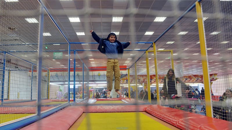Un garçon saute sur un trampoline (illustration).