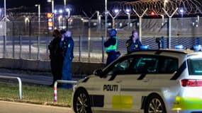 La police danoise est visible à l'aéroport de Copenhague, le 22 septembre 2025.