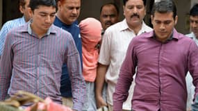 L'adolescent condamné, escorté par la police à la sortie du tribunal, ce 31 août, à New Delhi.