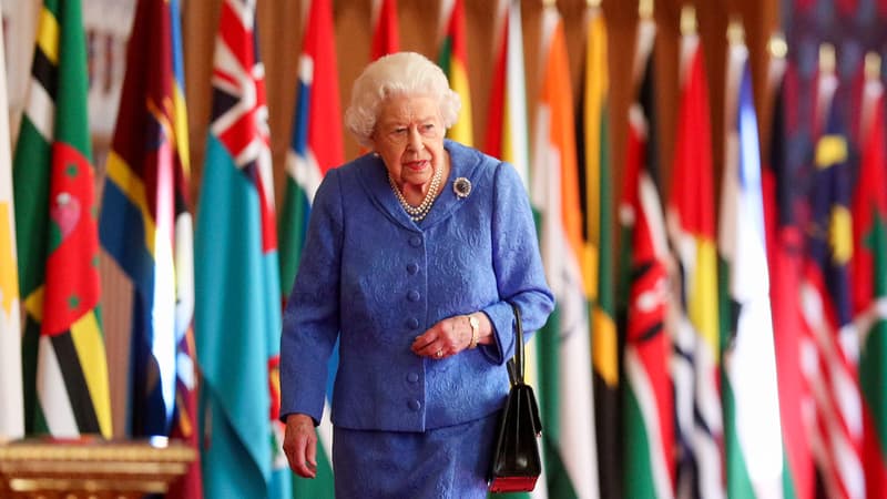 La reine Elizabeth, devant les drapeaux des pays du Commonwealth à Windsor, le 8 mars 2021