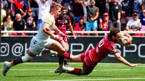 Léo Berdeu inscrivant un essai contre les Wasps lors de la demi-finale de Challenge Cup en mai 2022.