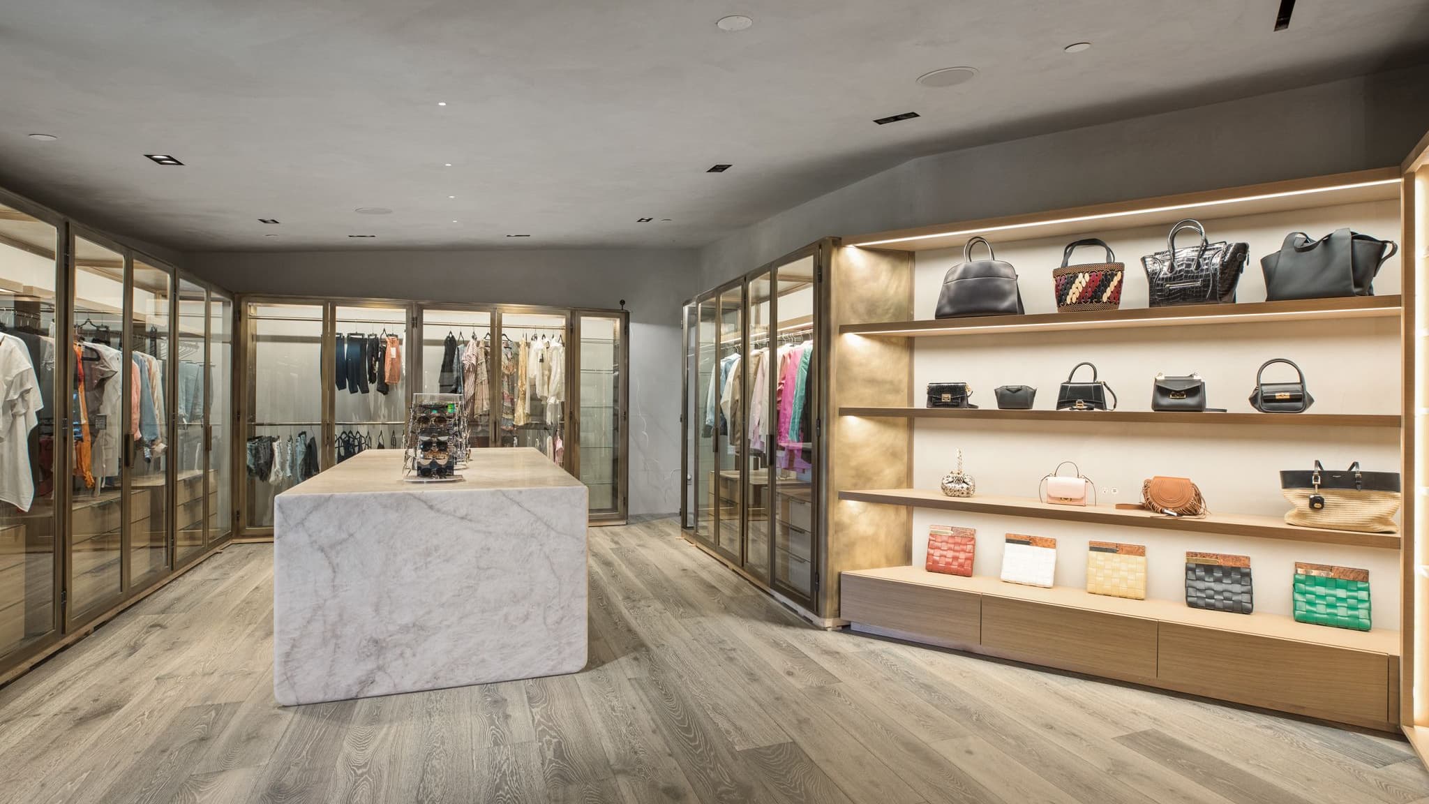 Les futurs propriétaires pourront ranger toutes leurs affaires dans ce dressing. 