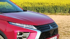Le SUV incarne les nouveaux codes stylistiques Mitsubishi très agressifs, avec des optiques fins sur le dessus et de gros blocs placés dans le bouclier avant. 