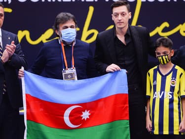Mesut Ozil posant derrière un drapeau de l'Azerbaïdjan, à Istanbul le 27 janvier 2021
