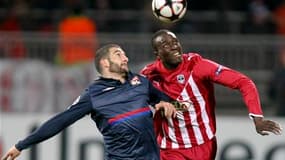Le Lyonnais Lisandro Lopez (à gauche) à la lutte avec le Bordelais Ludovic Sané, au stade Gerland. En plantant ses crocs dans une équipe de Bordeaux, battue mardi 3-1, et encore trop tendre pour les grands rendez-vous, Lyon a rappelé avec orgueil son stat