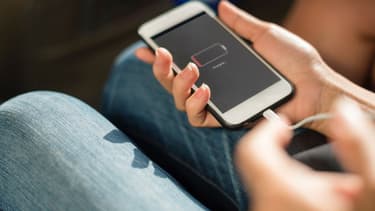Une batterie de smartphone qui se décharge rapidement peut constituer un indice de piratage.