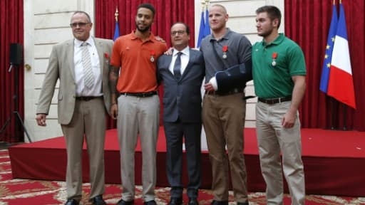 Le Président Francois Hollande pose entouré du britannique Chris Norman, et des Américains Anthony Sadler, Spencer Stone et Alek Skarlatos le 24 août 2015 à l'Elysée. Le Président Francois Hollande pose entouré du britannique Chris Norman, et des Américains Anthony Sadler, Spencer Stone et Alek Skarlatos le 24 août 2015 à l'Elysée.