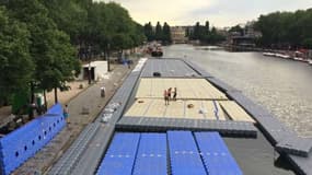 Les structures flottantes qui accueilleront plusieurs bassins sont en cours d'installation quai de Loire à Paris.